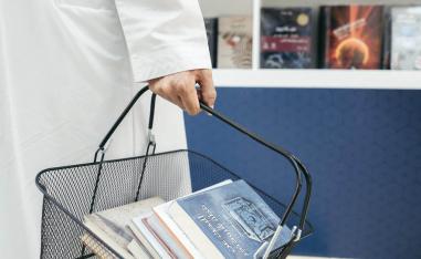 اماراتي يشتري كتبا من معرض لمشروع كلمة في أبوظبي