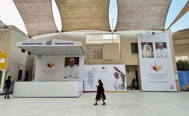 البابا سيقيم في المجمع الملكي لعدم وجود سفارة للفاتيكان في البحرين