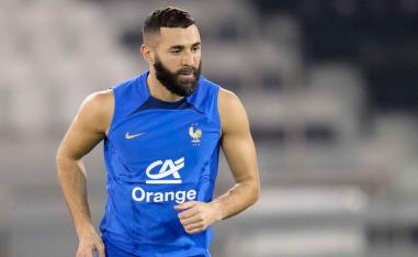 أفضل لاعب في العالم يشارك في تمارين فرنسا لكنه أجبر على الخروج من الملعب للخضوع لفحوص طبية