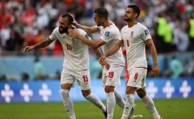 المنتخب الايراني يبقي على آماله 