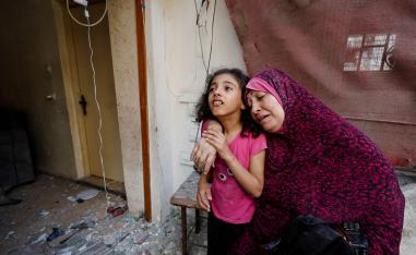 أم فلسطينية وطفلتها بعد تعرض دارهم الى القصف في غزة