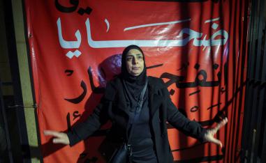 لبنانية تحتج على تعطيل التحقيقات في انفجار بيروت