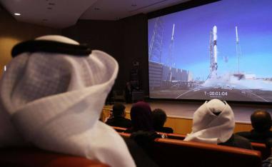كويتيون يراقبون مشهد اطلاق قمر صناعي لصالح جامعة الكويت