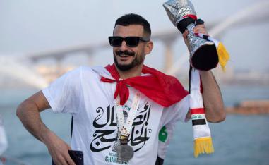 لاعب الوسط في المنتخب العراقي أيمن حسين يحمل كأس الخليج