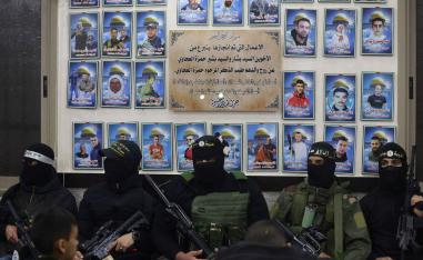 مقاتلون فلسطينيون من كتائب شهداء الأقصى في مؤتمر صحفي في مخيم جنين في الضفة الغربية