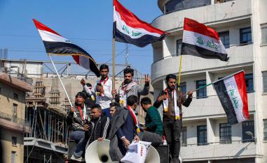 محتجون امام مبنى البنك المركزي العراقي في بغداد