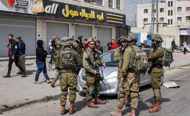 Israeli troops began removing settlers from a previously evacuated settlement outpost near the West Bank city of Nablus