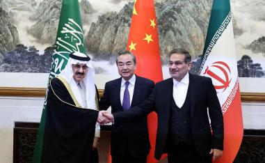 المندوبان السعودي والإيراني يتصافحان في بكين بحضور كبير الدبلوماسيين الصينيين