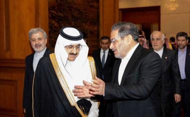 مستشار الأمن القومي السعودي مساعد العيبان وأمين سر مجلس الأمن القومي الإيراني الادميرال علي شمخاني في لقاء بكين