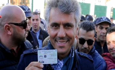  "محامي المنقبات" يتوجه إلى منفاه الاختياري 