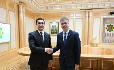 Cohen (R) with Turkmen President Serdar Berdymukhamedov