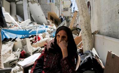 مسنة فلسطينية (97 سنة) مهجرة من عام 48 تجلس على اطلال بيتها المهدم في القصف الإسرائيلي الأخير في غزة