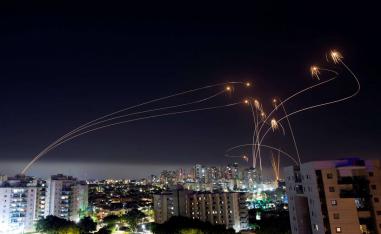 صواريخ فلسطينية تتصدى لها صواريخ اسرائيلية