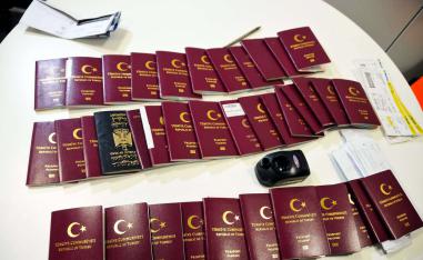 تركيا تمنح لموظفي الدولة فقط جوازات سفر خضراء دبلوماسية على خلاف ما تمنحه للمواطنين العاديين 