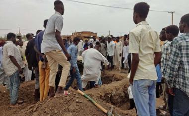 سودانيون يقتلون قتلاهم سقطوا في قصف وغارات جوية لسلاح الجو