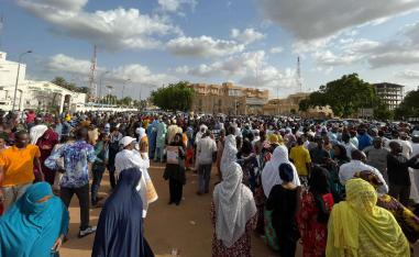 أنصار بازوم يتجمعون قرب القصر الرئاسي في نيامي احتجاجا على احتجازه من قبل الحرس الرئاسي