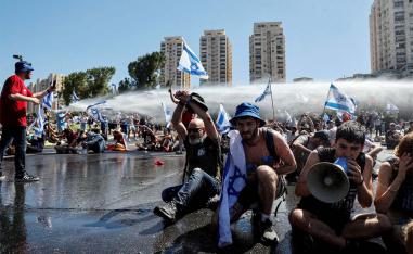 Water cannon against protesters