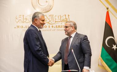 خالد المشري يصافح تكالة متقدما له بالتهاني 