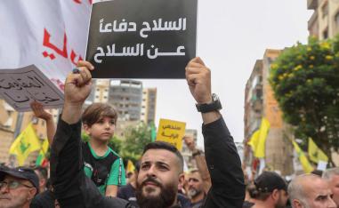 ناشط من حزب الله في تشييع مقاتل قتل في الكحالة