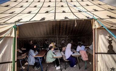 اطفال يدرسون في خيمة بعد تدمير مدرستهتهم