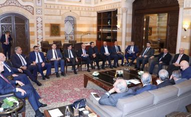 الزعماء السياسيون لا يملكون الحل 