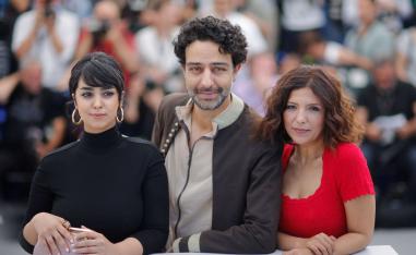  'الجميلة والكلاب'