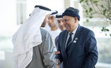 الشيخ محمد بن زايد رئيس دولة الامارات يستقبل الشاعر كريم العراقي بحضور الشيخ هزاع بن زايد نائب حاكم أبوظبي