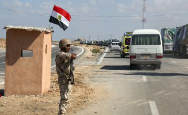 اتفاق بين السيسي وبايدن على ادخال 20 شاحنة مساعدات لغزة