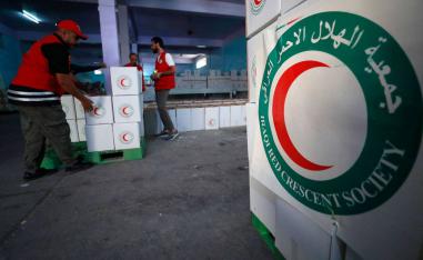 الهلال الأحمر العراقي يعد صناديق المساعدات لغزة