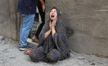 فلسطينية تبكي ذويها بعد قصف إسرائيلي على معبر رفح في غزة