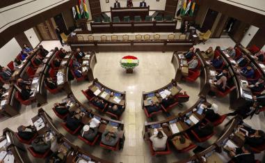 يهود إسرائيليون متدينون بالقرب من تجمع لدبابات الجيش الإسرائيلي على حدود غزة