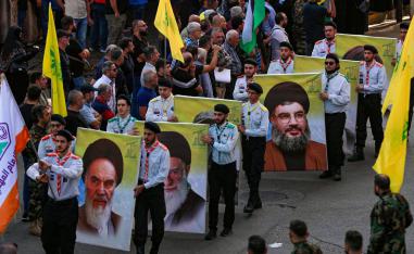ناشطون في حزب الله يشيعون مقاتلا للحزب قتل في قصف إسرائيلي في جنوب لبنان