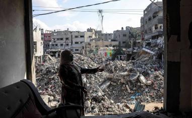 فلسطينية أمام ركام منزلها المدمر بالقصف الإسرائيلي لغزة