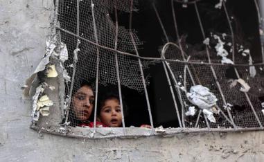 أطفال فلسطينيون في أطلال منازل مدمرة بالقصف الإسرائيلي على غزة