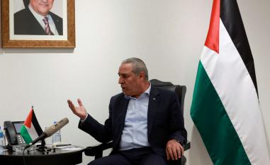 حسين الشيخ الرجل الثاني في السلطة ومتوقع أن يخلف محمود عباس