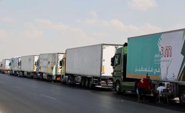 مئات الأطنان من المساعدات الإغاثية في الانتظار 