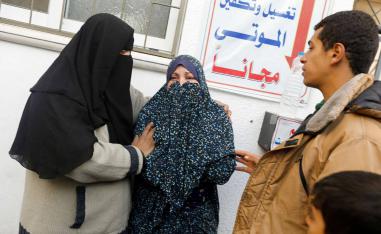 فلسطينيات في غزة ينتظرن تسليم جثامين الأقارب