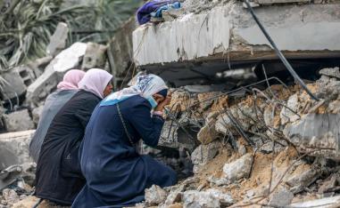 فلسطينيات أمام بيوتهن المدمرة في غزة