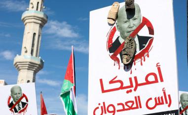 متظاهر أردني يرفع صورة تنتقد الرئيس الأميركي جو بايدن بسبب مساندته للحرب في غزة