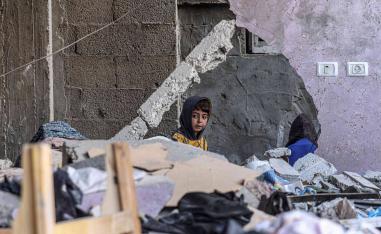 طفل فلسطيني بين انقاض منزله المدمر في رفح