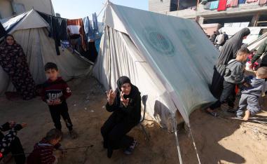 فلسطينيون في خيم بعد تدمير منازلهم في قصف إسرائيلي في غزة