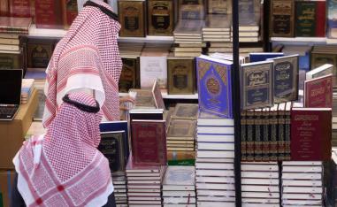 كويتيون في معرض كتاب الكويت