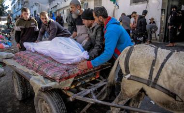 فلسطينيون يحملون قريبا قتل في القصف الإسرائيلي على غزة