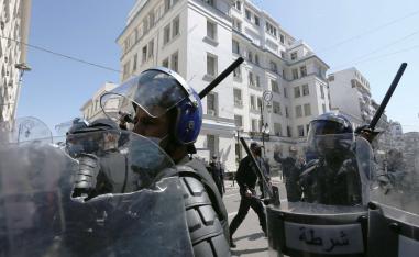 الجزائر نجحت في اخماد الحراك الشعبي بقوة القمع والاعتقالات وتكميم الأفواه