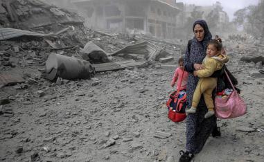 عائلة فلسطينية تهرب من القصف الإسرائيلي وسط مدينة غزة