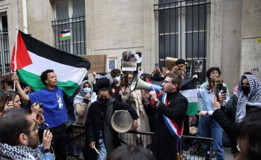 أعلام فلسطينية وهتافات داعمة لغزة