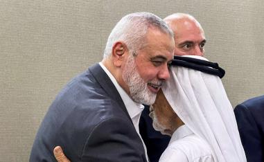 هنية يتلقى التعازي في وفاة أبنائه وأحفاده