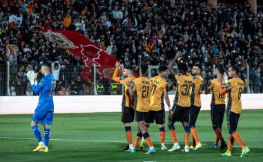 فريق نهضة بركان يحيي جماهيره وفريق اتحاد العاصمة لم ينزل الى أرضية الملعب