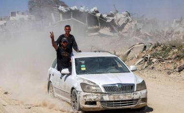 فلسطيني يرفع علامة النصر في خان يونس