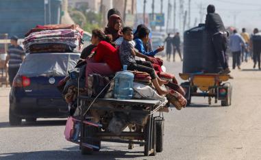 فلسطينيون يخرجون من رفح قبل انطلاق الهجوم الإسرائيلي المتوقع